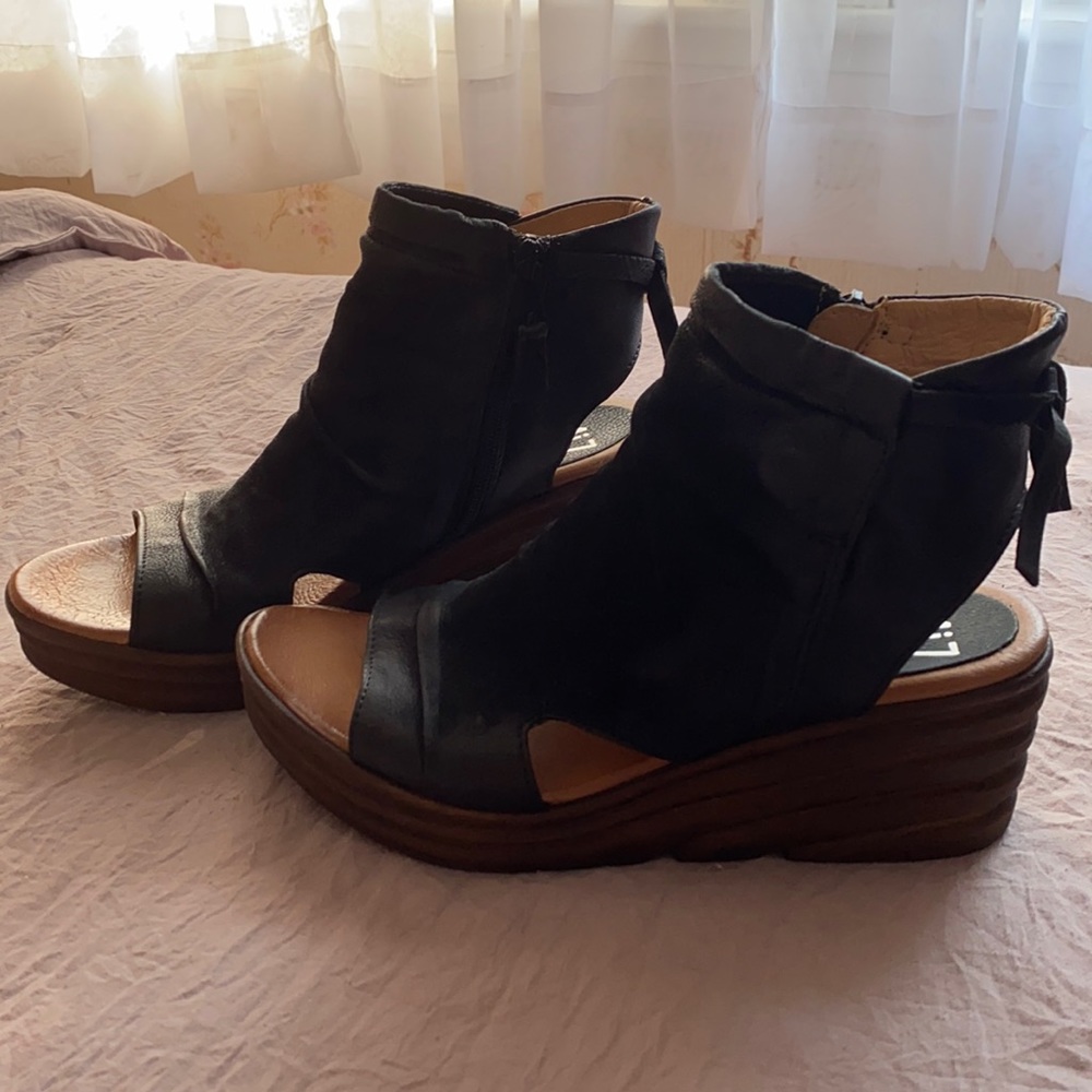 Beautiful black leather Miz Mooz Sandals !!